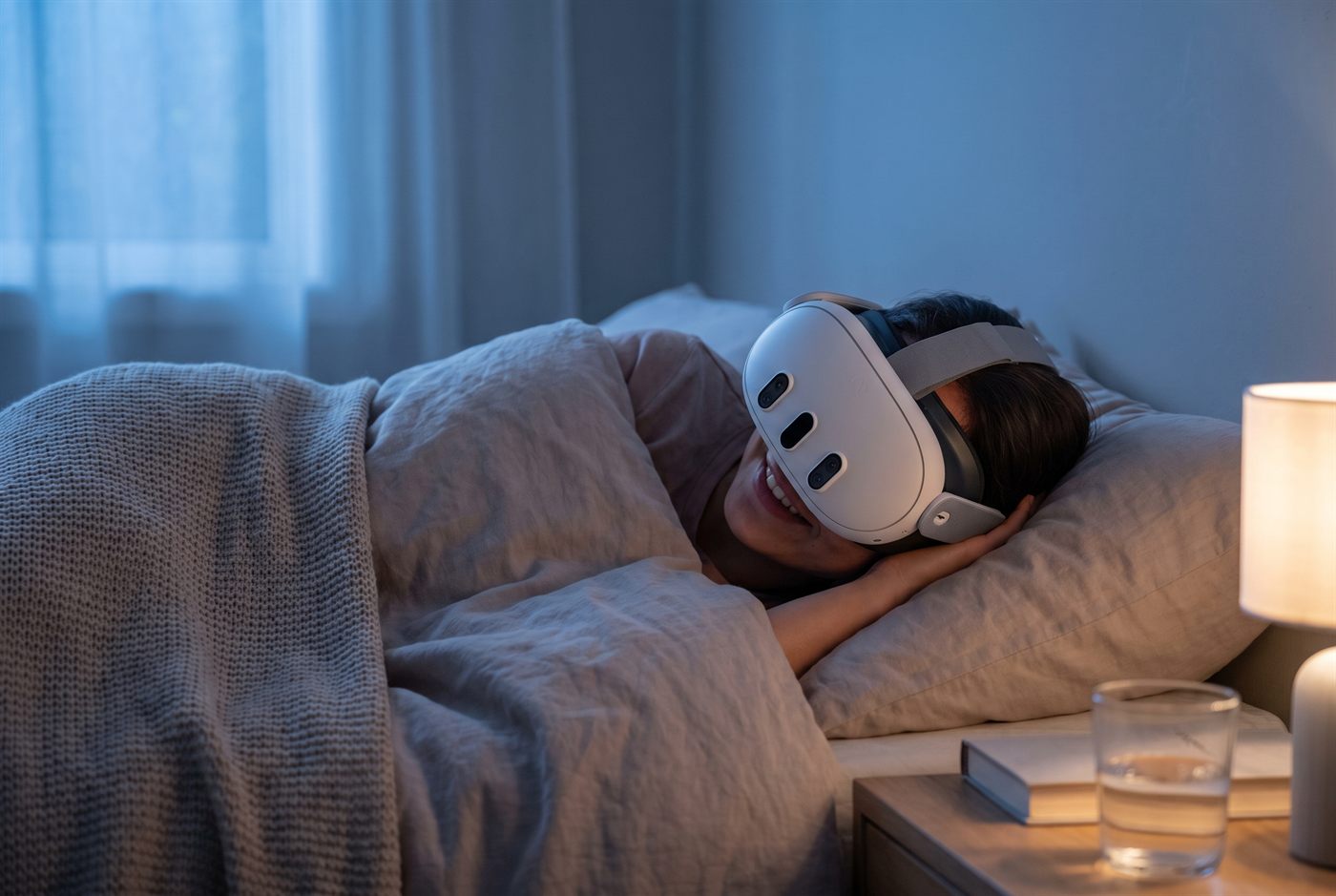Persona descansando de noche con visor VR